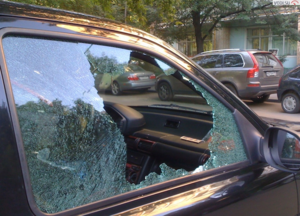 Видеть разбитое стекло машины
